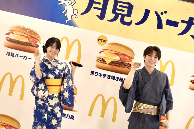 最後は2人揃って「月見」をジェスチャーで表現。CMソングにぴったりな息の合ったジェスチャーはクリアと認められ、無事試食OKとなった