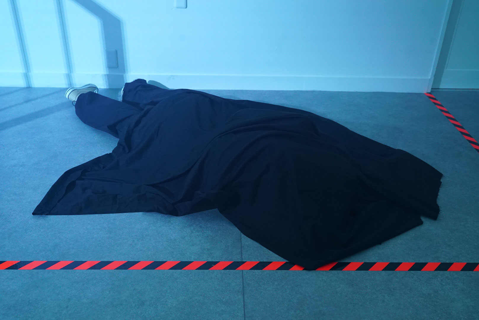 黒い布の下は……ご想像にお任せする