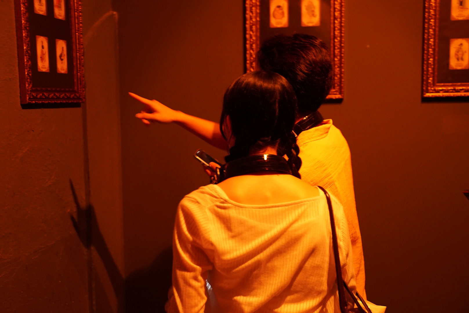 「あれじゃない？」と指差し合う参加者