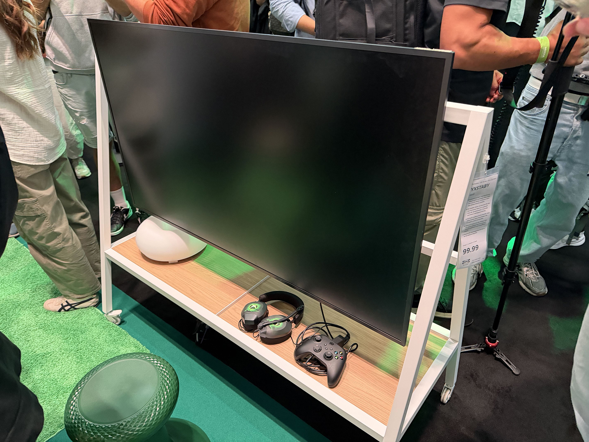 ゲーム機や周辺機器を収納可能