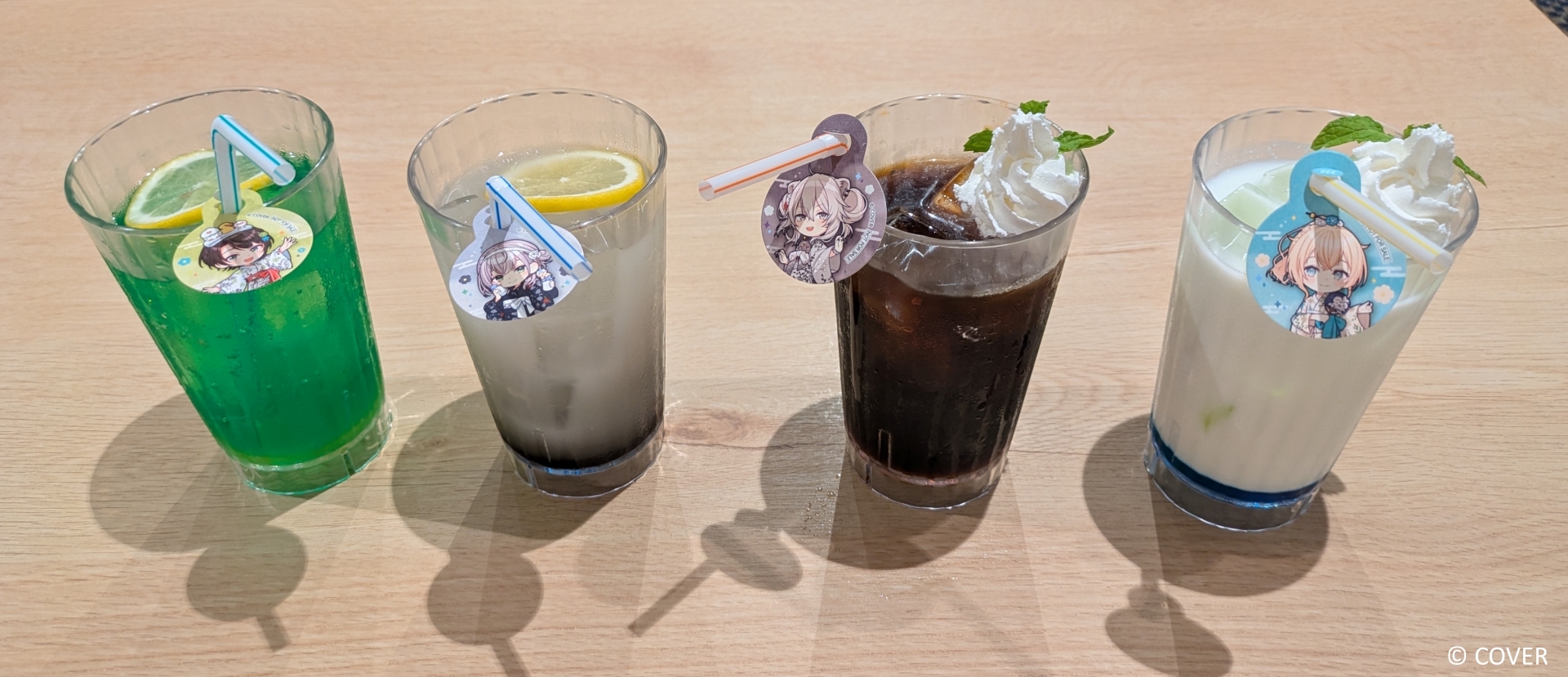 左から大空スバルさんの「しゅばあああああっとしちゃうメロンソーダ」、白銀ノエルさんの「こんまっする～～！！Naホワイトウォーター」、獅白ぼたんさんの「ほならな～ ぐうたらアイスコーヒー」、風真いろはさんの「風真ブルーでござる」（各880円）