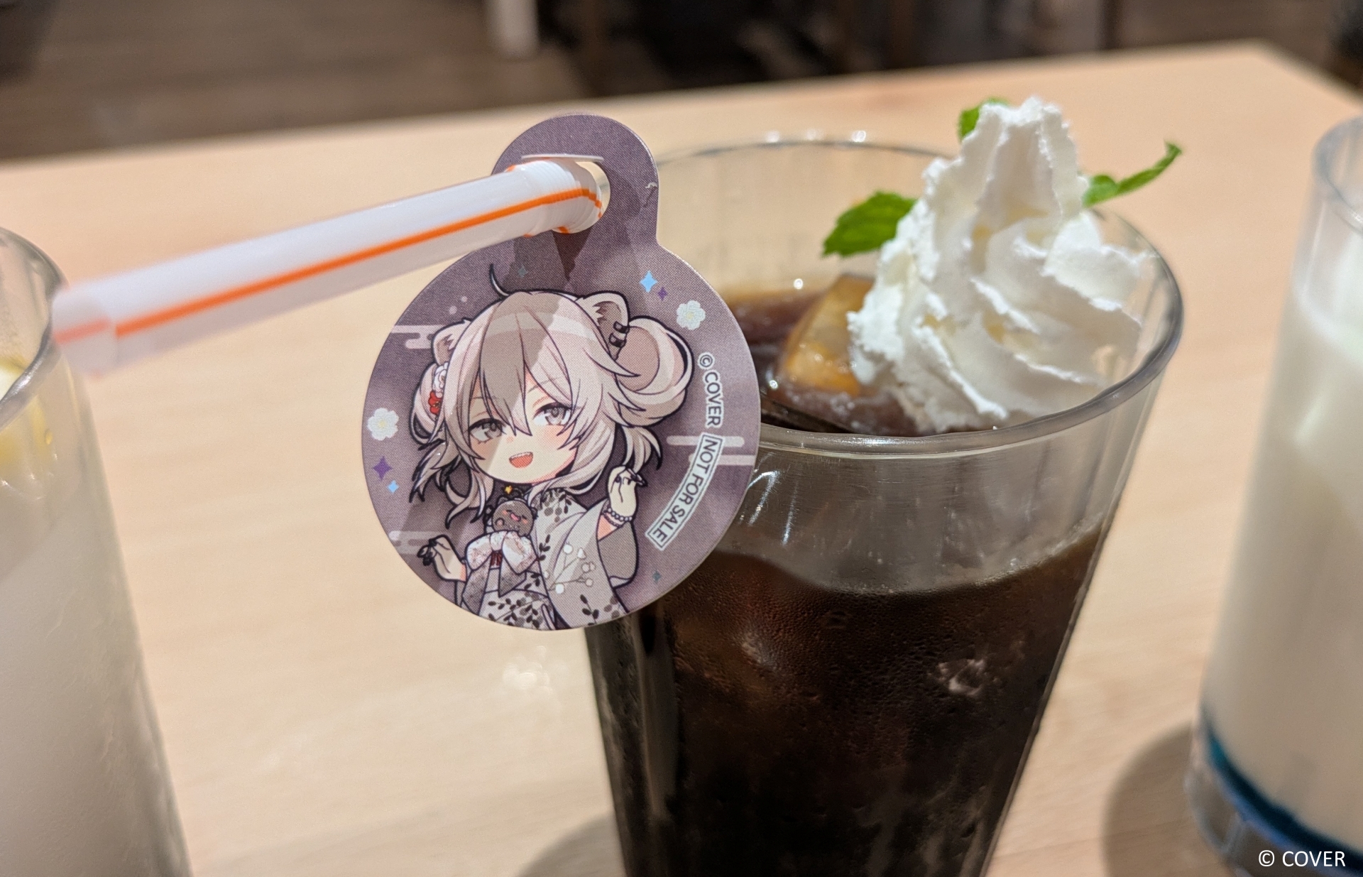 ドリンクにはミニキャラのストロータグがついてくる