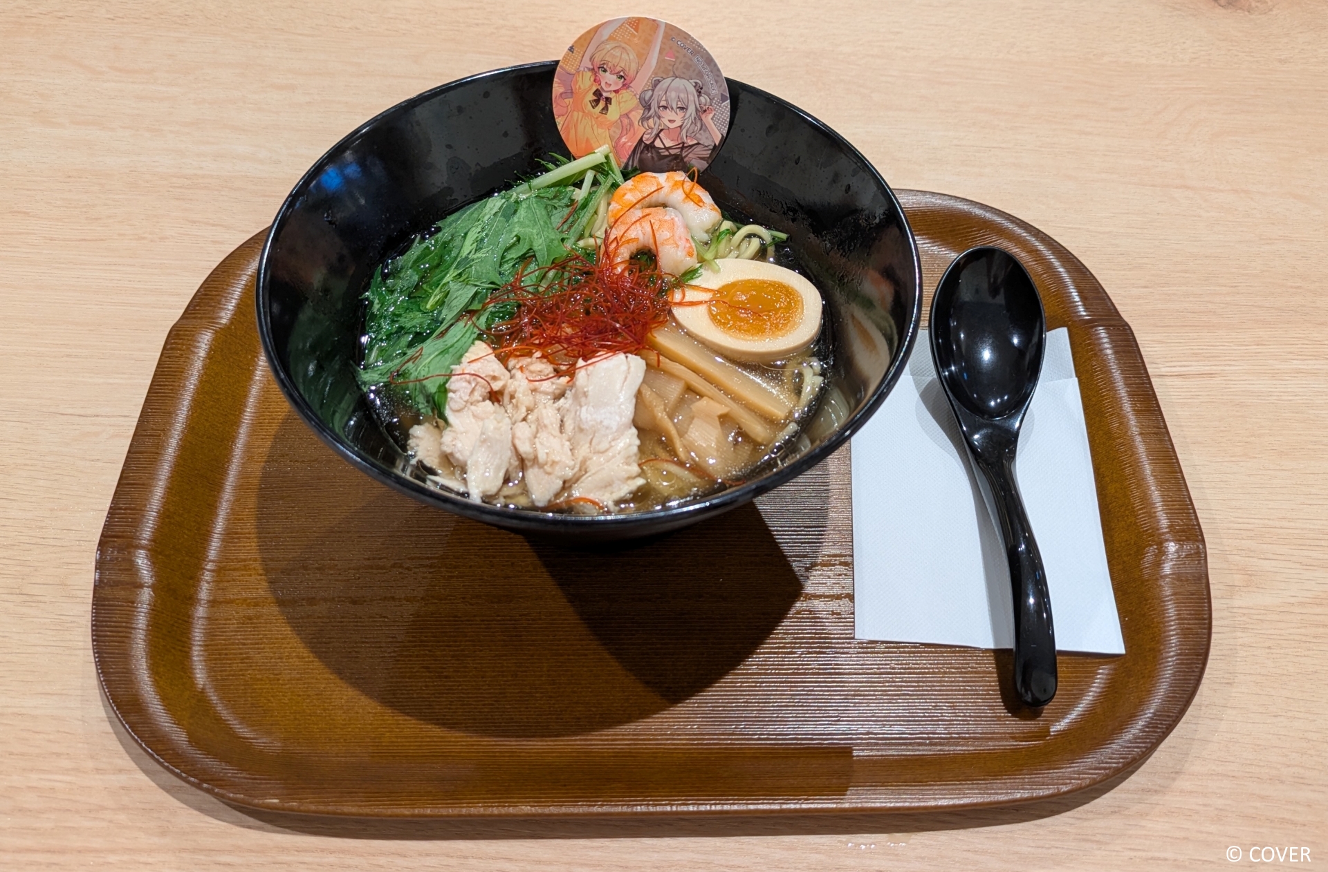 桃鈴ねねさんと獅白ぼたんさんの「ねねししの海老とほぐし鶏の魚貝塩ラーメン」（2,200円）。特に貝出汁の味を強く感じ、それがほぐし鶏とよく合う