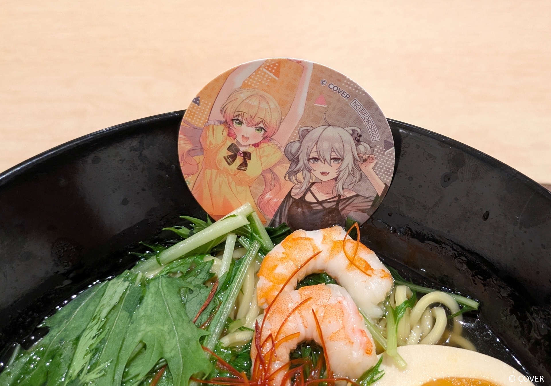 桃鈴ねねさんと獅白ぼたんさんの「ねねししの海老とほぐし鶏の魚貝塩ラーメン」（2,200円）。特に貝出汁の味を強く感じ、それがほぐし鶏とよく合う
