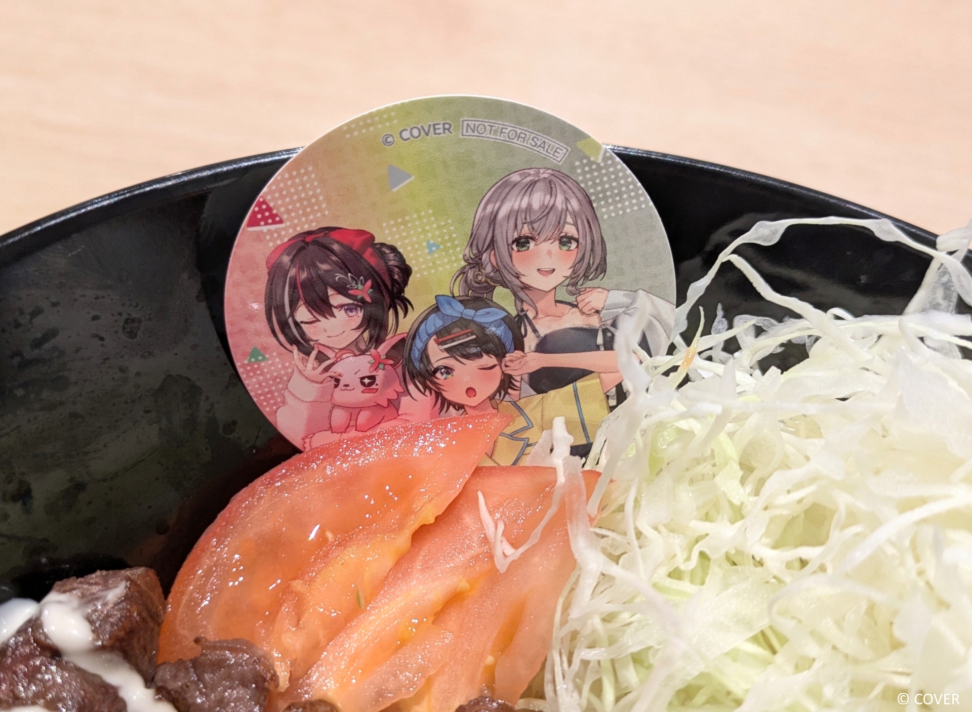 大空スバルさんとAZKiさん、白銀ノエルさんのユニットメニュー「好きがぎゅぎゅっと！牛ハラミサラダ丼」（2,420円）。肉厚のハラミを味わいつつ、時折サラダとトマトで口の中をリセットして食べ進めるという無限サイクル