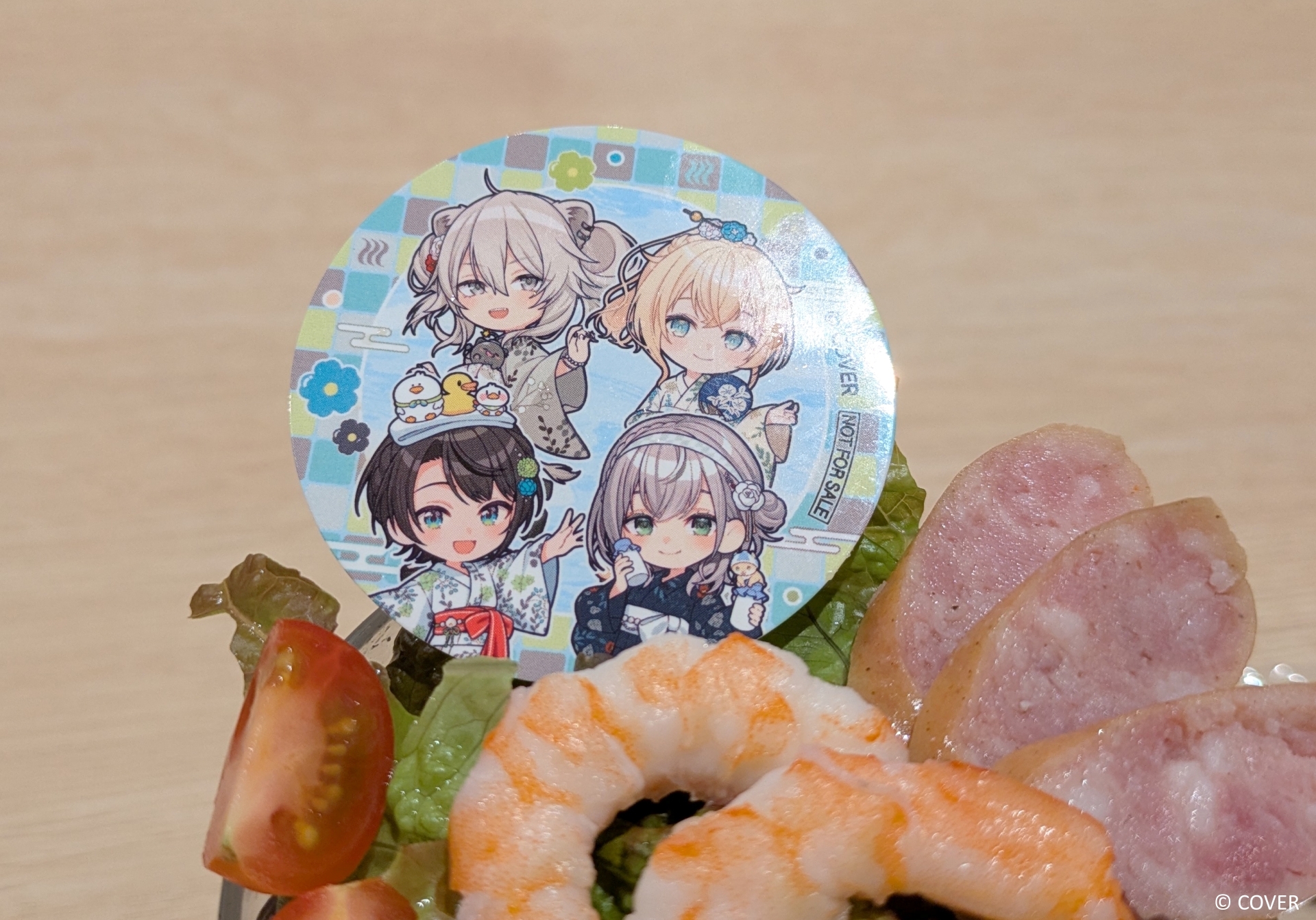 「あなたへ捧げるスペシャル寿司パフェ」（2,530円）。こちらは数量限定でチャーム付きのスプーンが付属する。黒い米にサラダ、エビ、トマト、ソーセージなどがトッピングされたメニューで、もっちりとした米とサラダの組み合わせによる不思議な食感を味わえる