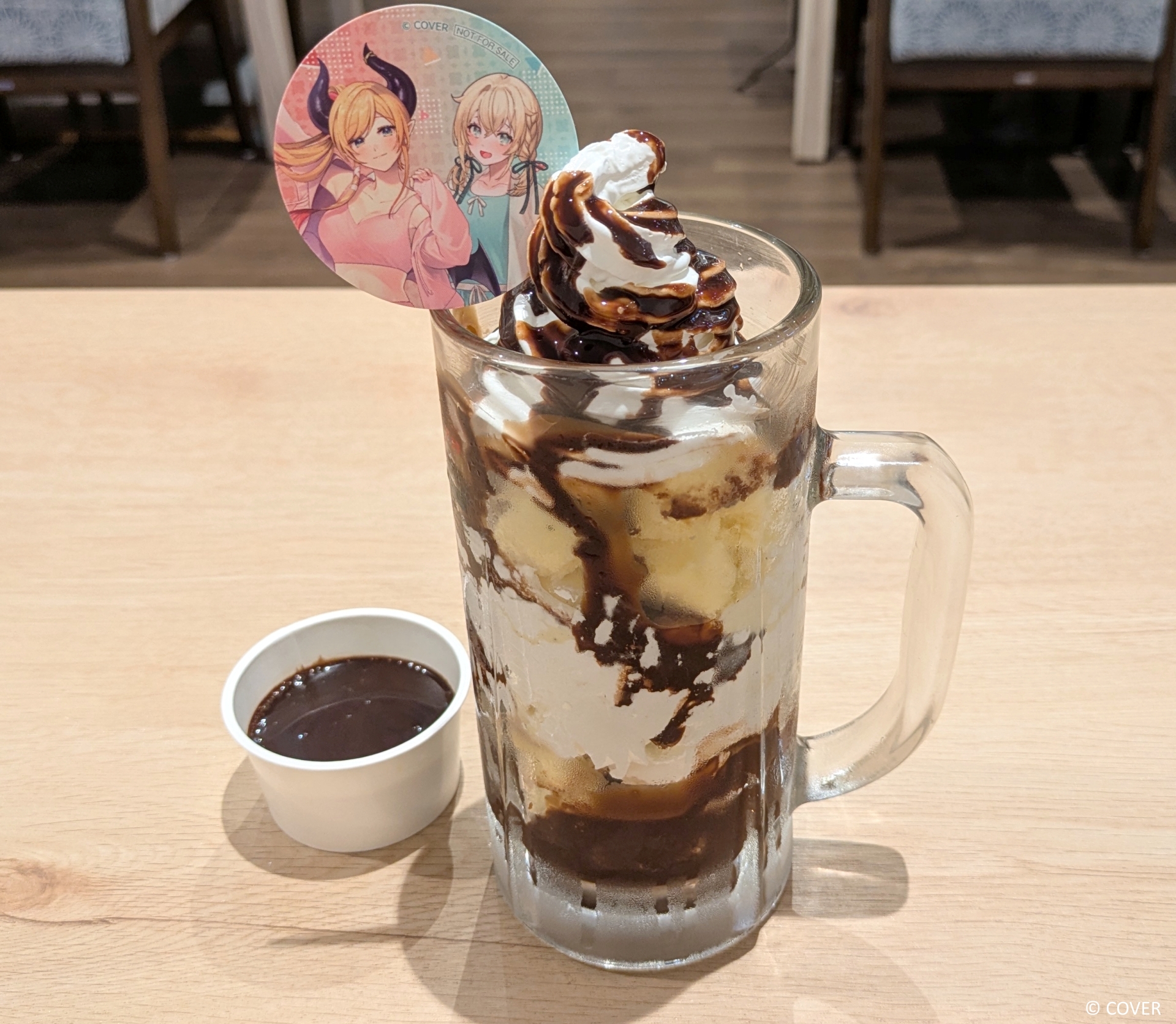 癒月ちょこさんと風真いろはさんのユニットメニュー「ちょこまみれのマシマシジョッキパフェでござる」（2,200円）。甘みの強いチョコレート味が印象的で、さらに追いチョコソースで甘さをプラス。大ジョッキそのままというサイズの大きさと味の強さから、これもシェア向けメニューかもしれない