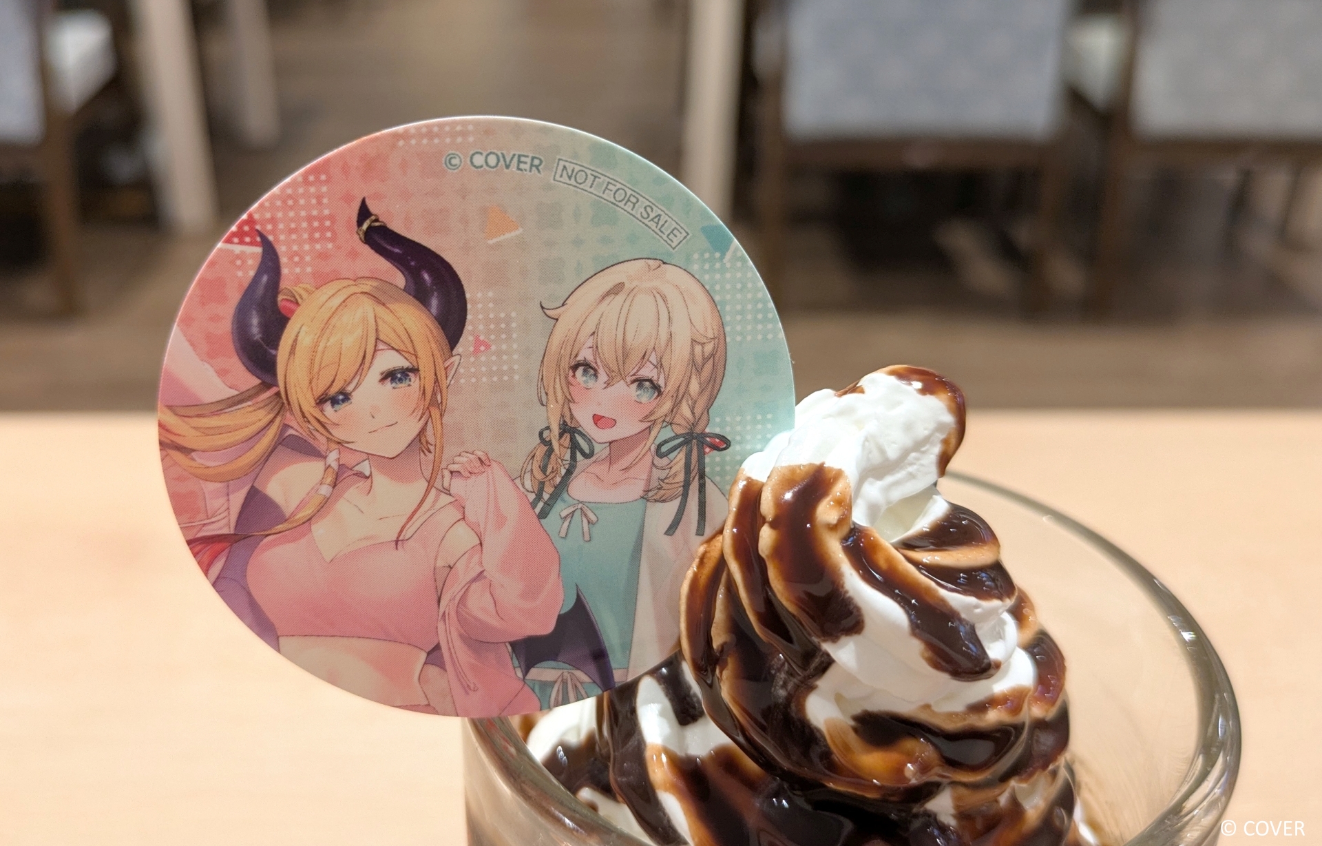 癒月ちょこさんと風真いろはさんのユニットメニュー「ちょこまみれのマシマシジョッキパフェでござる」（2,200円）。甘みの強いチョコレート味が印象的で、さらに追いチョコソースで甘さをプラス。大ジョッキそのままというサイズの大きさと味の強さから、これもシェア向けメニューかもしれない
