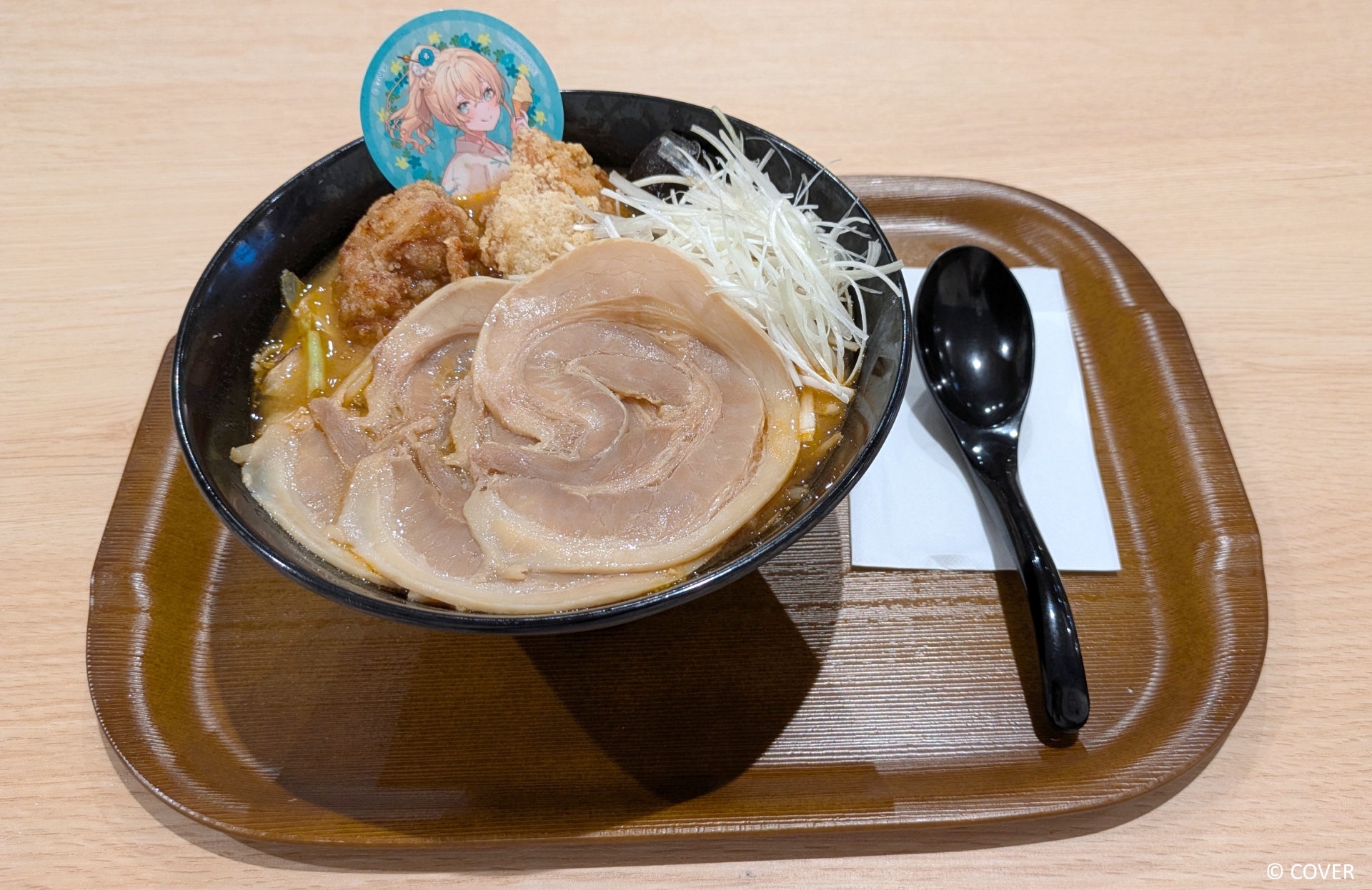「風真のスタミナ味噌ラーメン♪から揚げ乗せたでござる！」（2,200円）風真いろはさんのチョイスのトッピングはチャーシュー。辛めの味噌スープに浸したから揚げの濃い味がジャンクさを加速