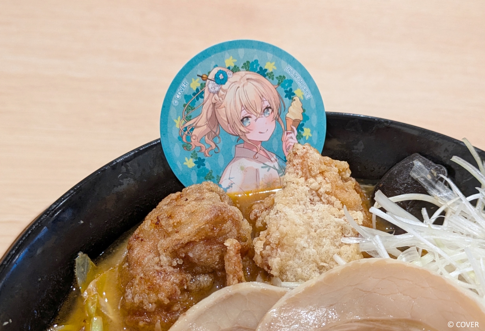「風真のスタミナ味噌ラーメン♪から揚げ乗せたでござる！」（2,200円）風真いろはさんのチョイスのトッピングはチャーシュー。辛めの味噌スープに浸したから揚げの濃い味がジャンクさを加速