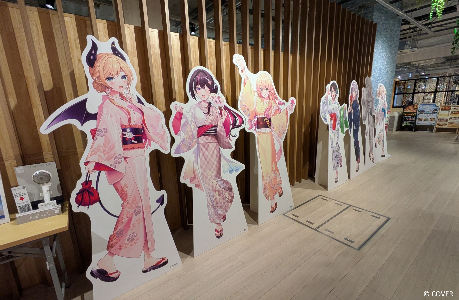 受付を通るとスタンドポップ！「～ひとめぐり～」「～ふためぐり～」の両ホロライブメンバーがお出迎え