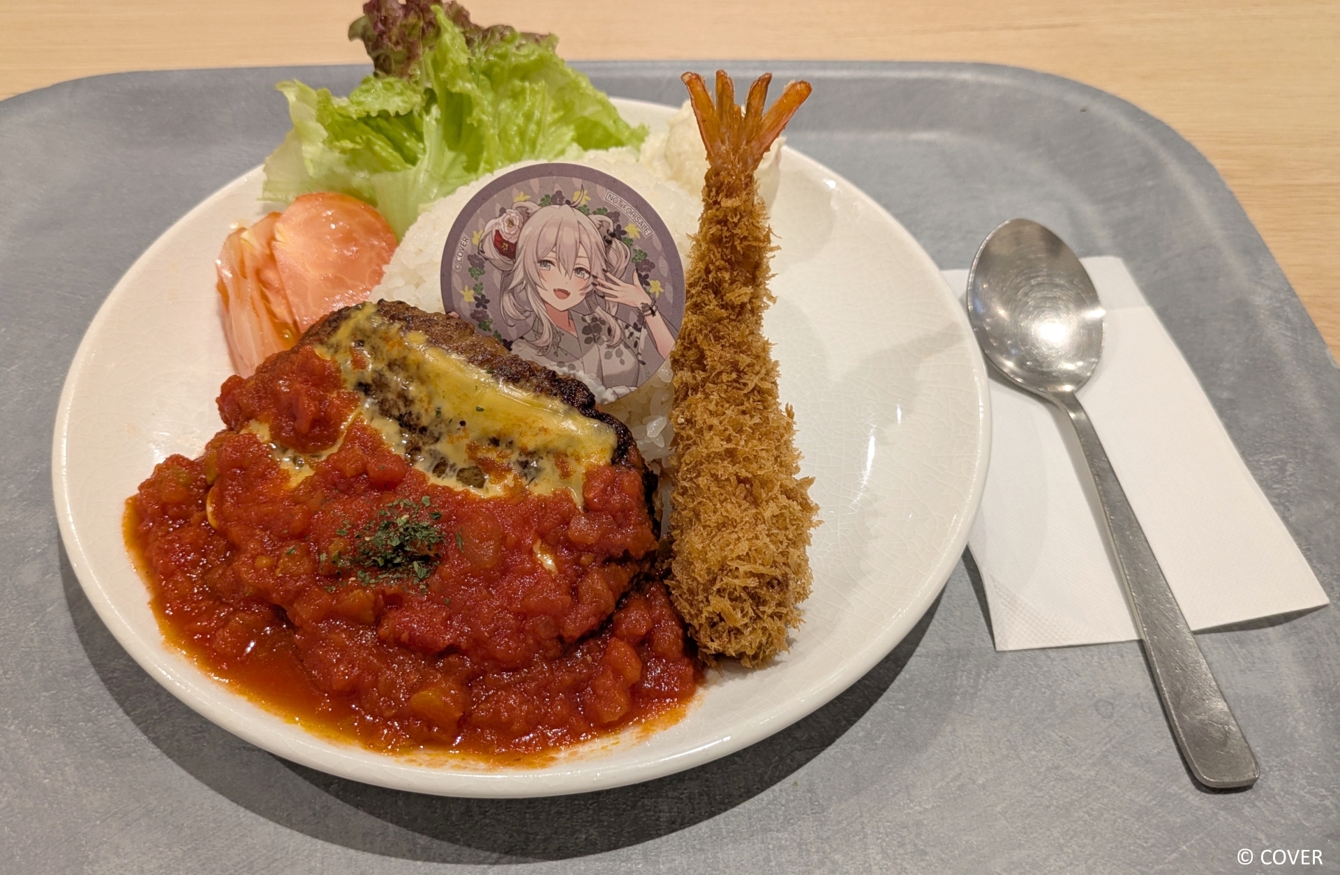 「肉汁じゅわっと★ぼたんのトマトチーズハンバーグ」（2,200円）。獅白ぼたんさんチョイスのトッピングはエビフライ。ハンバーグそのものもさることながら、トマト＆チーズソースとエビフライが合う