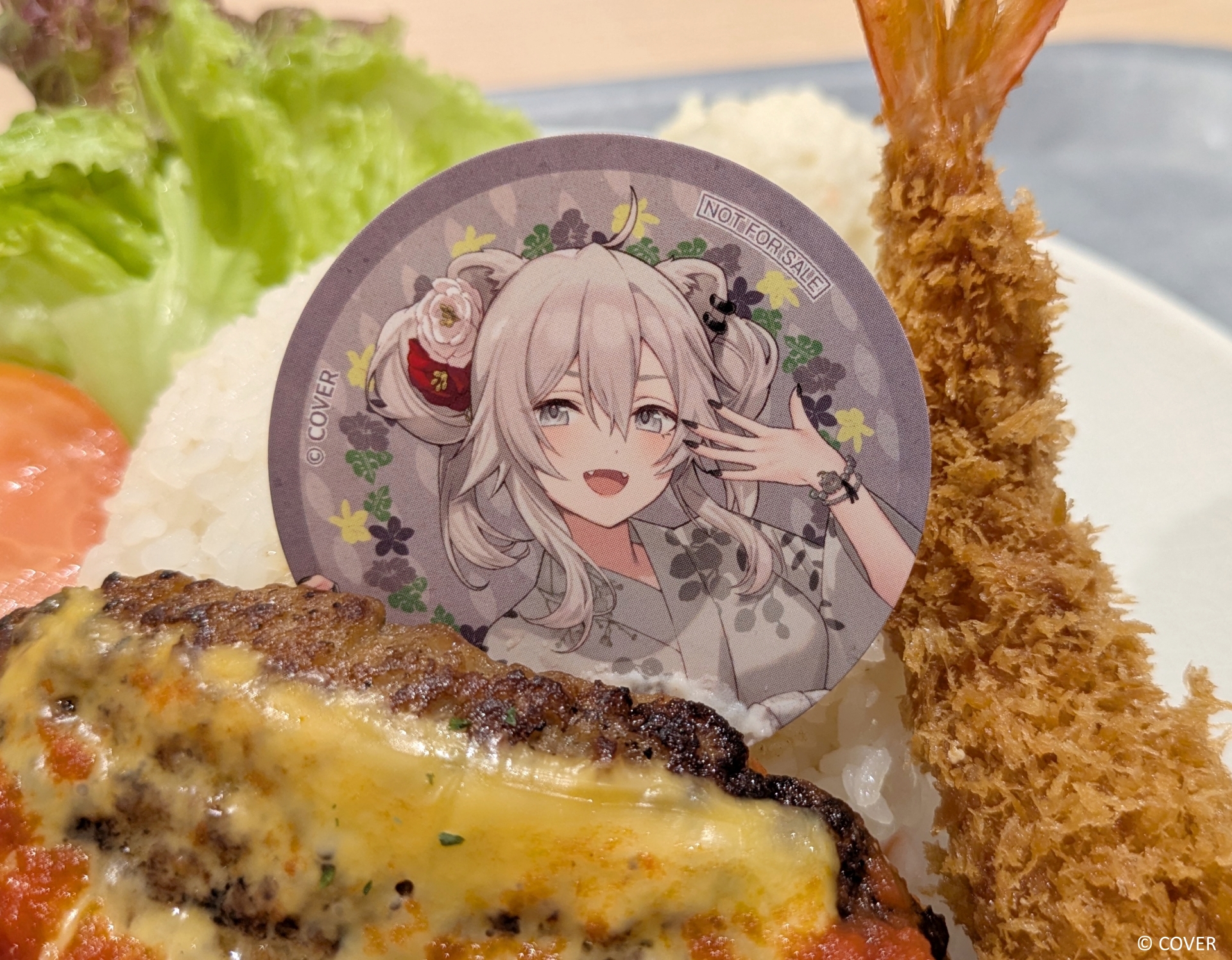 「肉汁じゅわっと★ぼたんのトマトチーズハンバーグ」（2,200円）。獅白ぼたんさんチョイスのトッピングはエビフライ。ハンバーグそのものもさることながら、トマト＆チーズソースとエビフライが合う