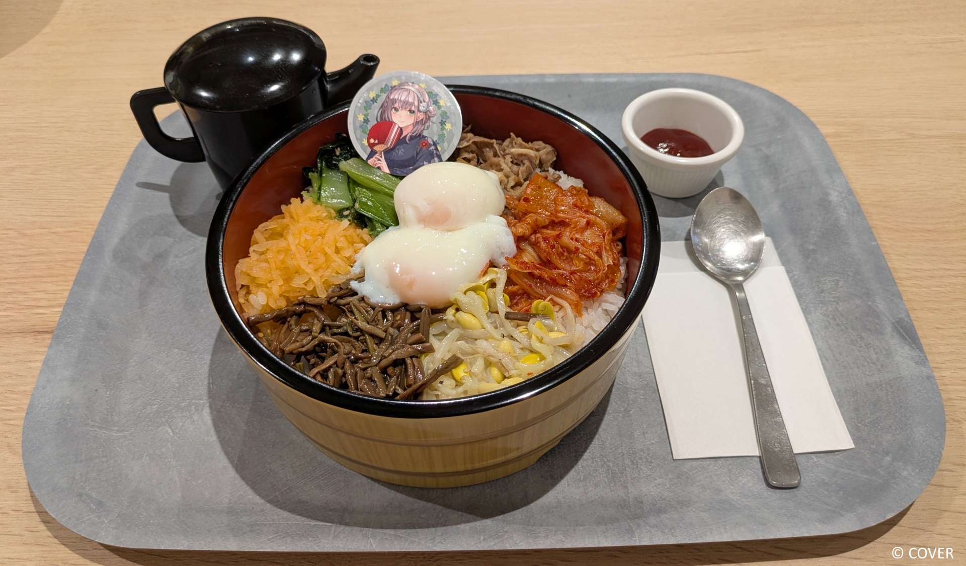 「今度はこっち！桶ビビビビビビン牛丼～ひつまぶし風～」（3,520円）。白銀ノエルさんチョイスのトッピングは温泉たまごで、これは2～3人前のシェア前提特大サイズ
