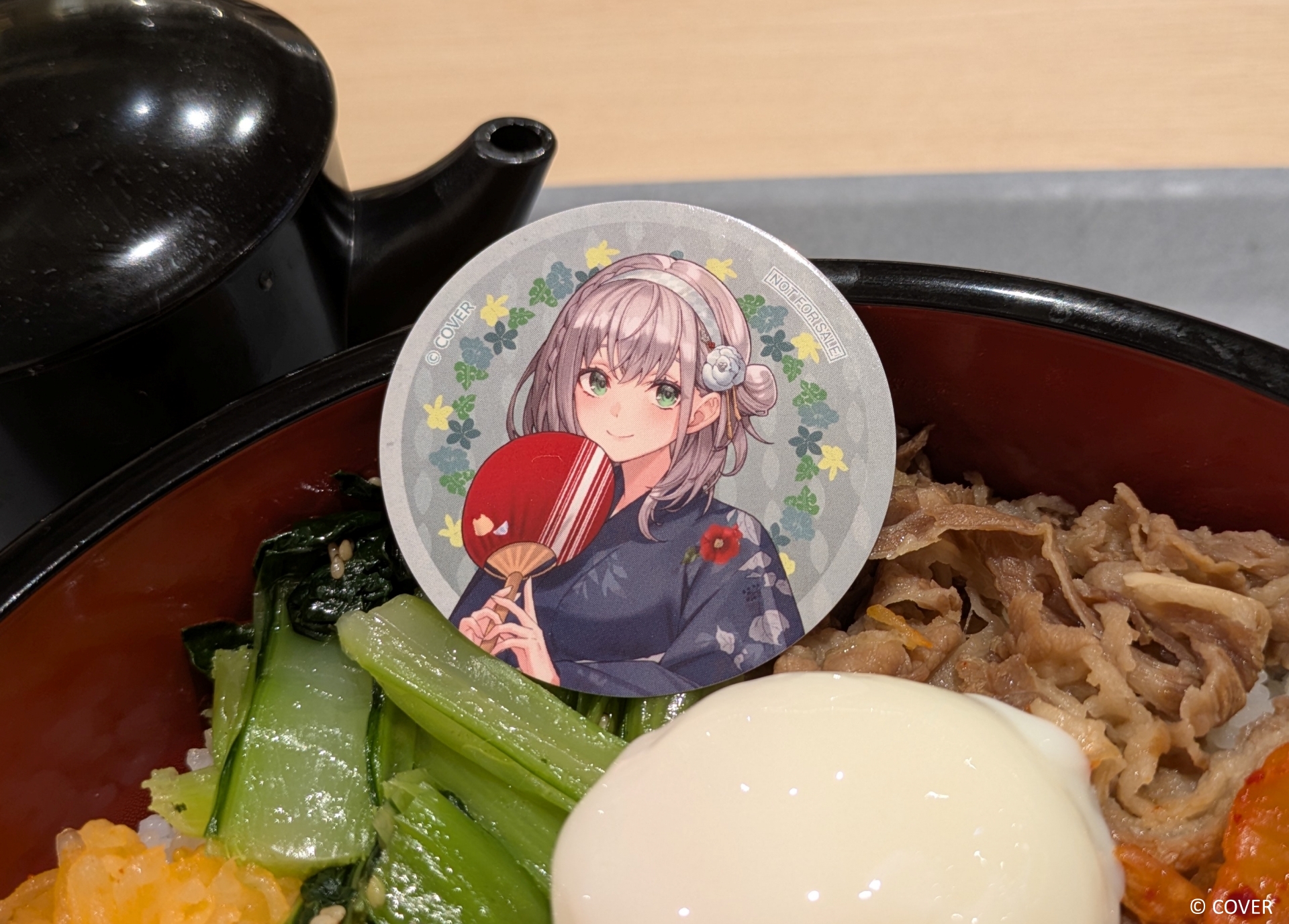 「今度はこっち！桶ビビビビビビン牛丼～ひつまぶし風～」（3,520円）。白銀ノエルさんチョイスのトッピングは温泉たまごで、これは2～3人前のシェア前提特大サイズ