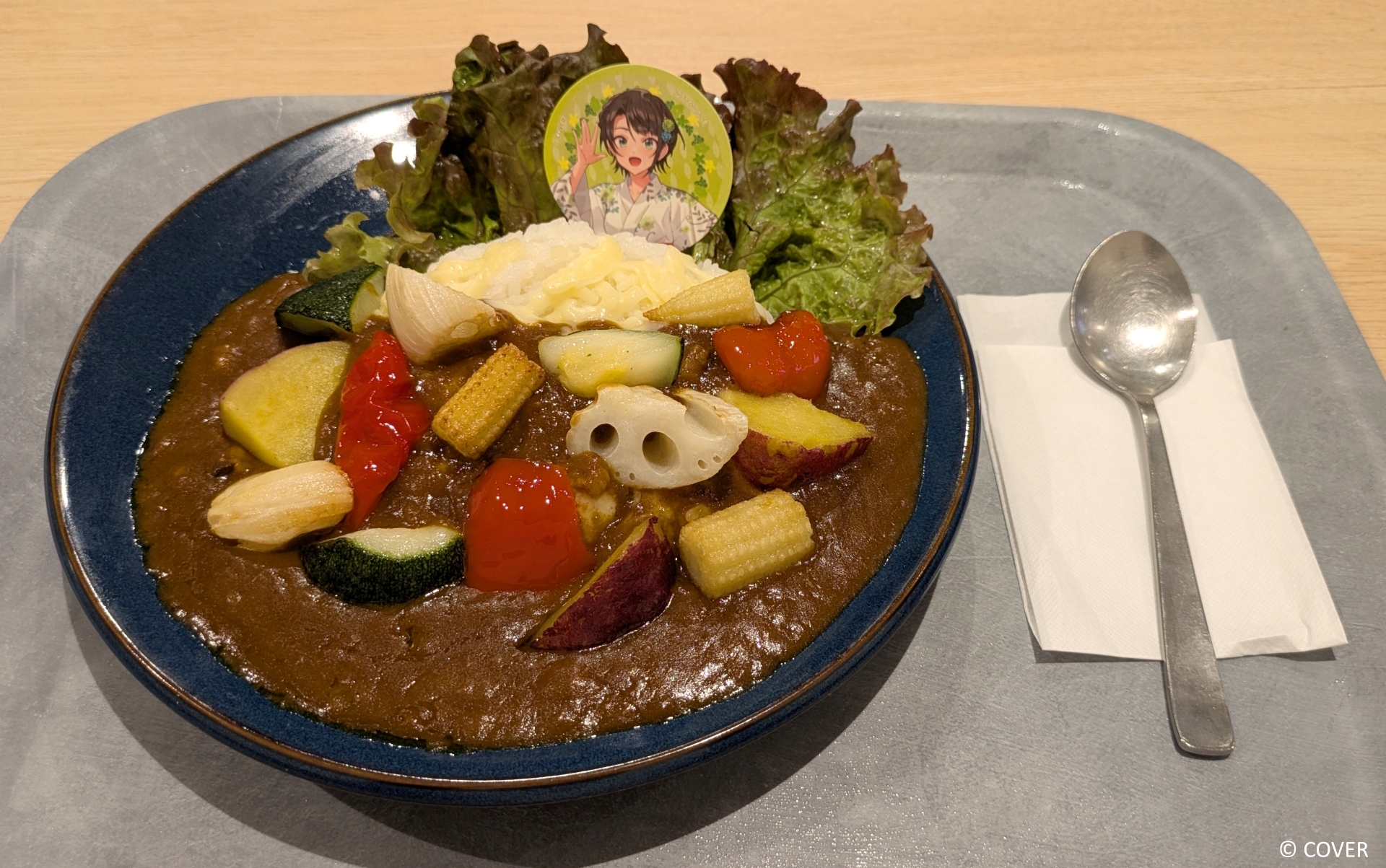 「あじまる屋さん特製ごろごろ野菜たっぷりカレー」（2,200円）。大空スバルさんチョイスのトッピングはチーズで、甘口カレーにゴロゴロ野菜が絡んでスプーンが進む