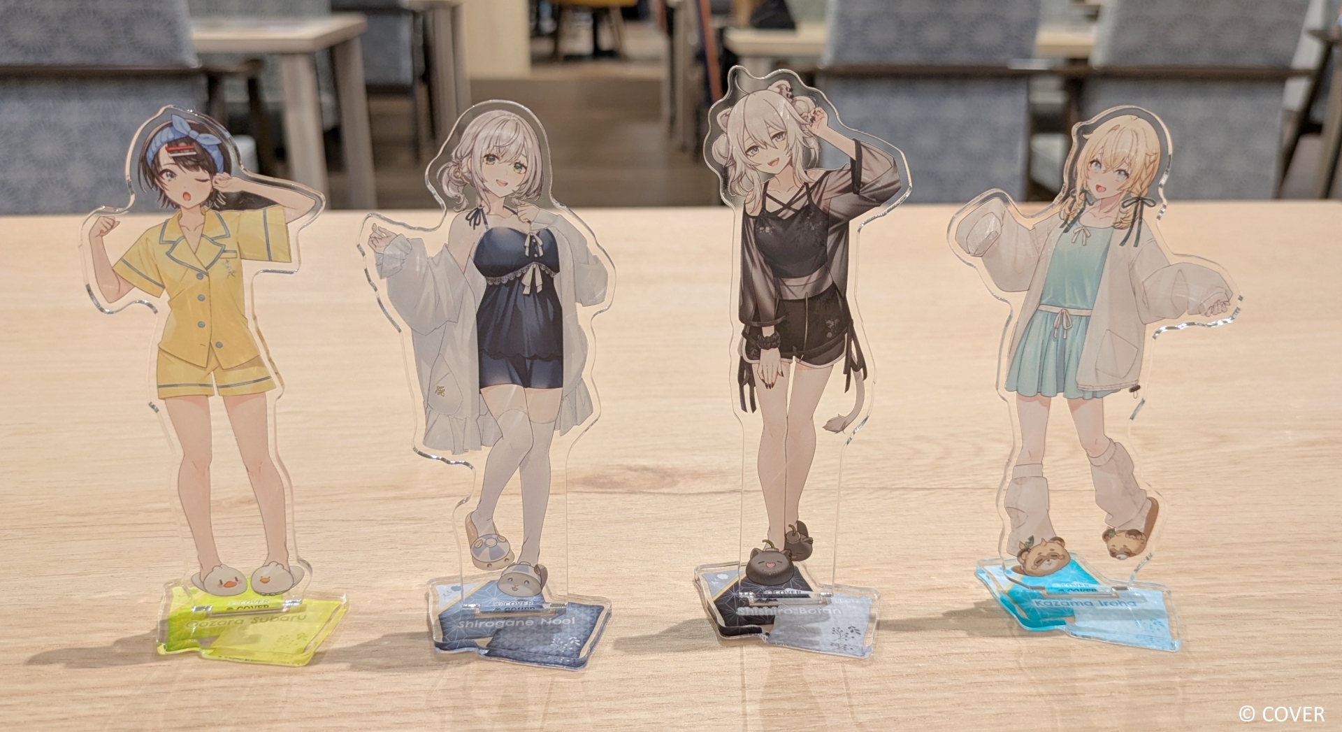 等身アクリルスタンド ルームウェアver. （各1,540円、全4種）