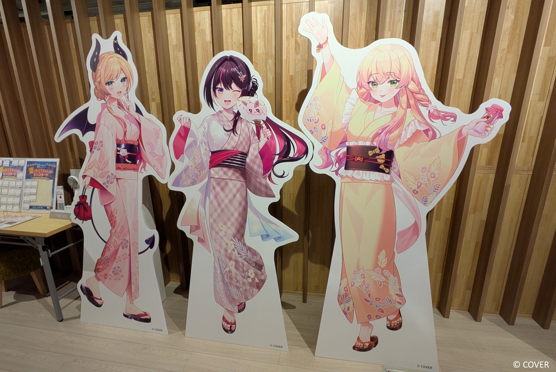 受付を通るとスタンドポップ！「～ひとめぐり～」「～ふためぐり～」の両ホロライブメンバーがお出迎え