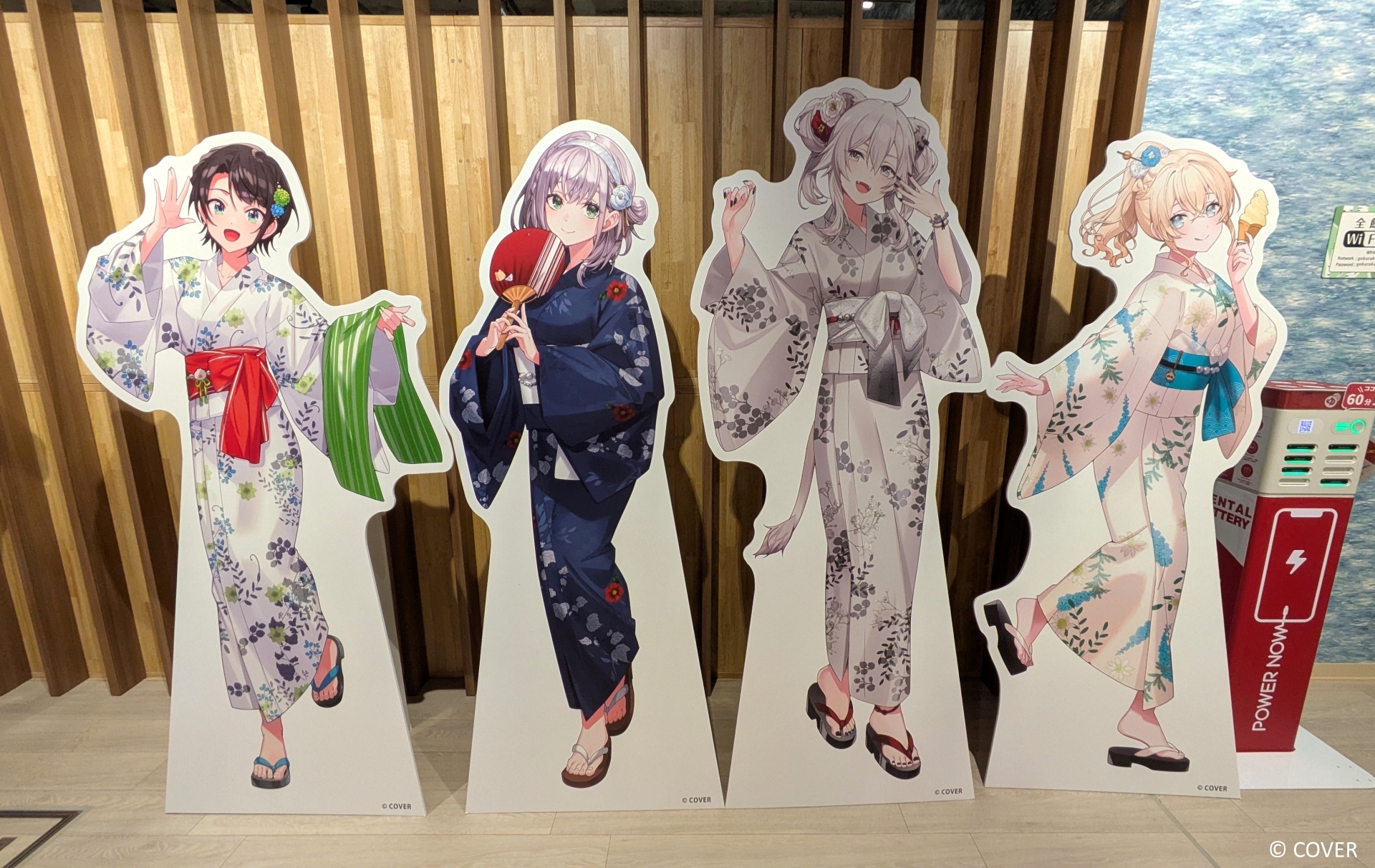 受付を通るとスタンドポップ！「～ひとめぐり～」「～ふためぐり～」の両ホロライブメンバーがお出迎え