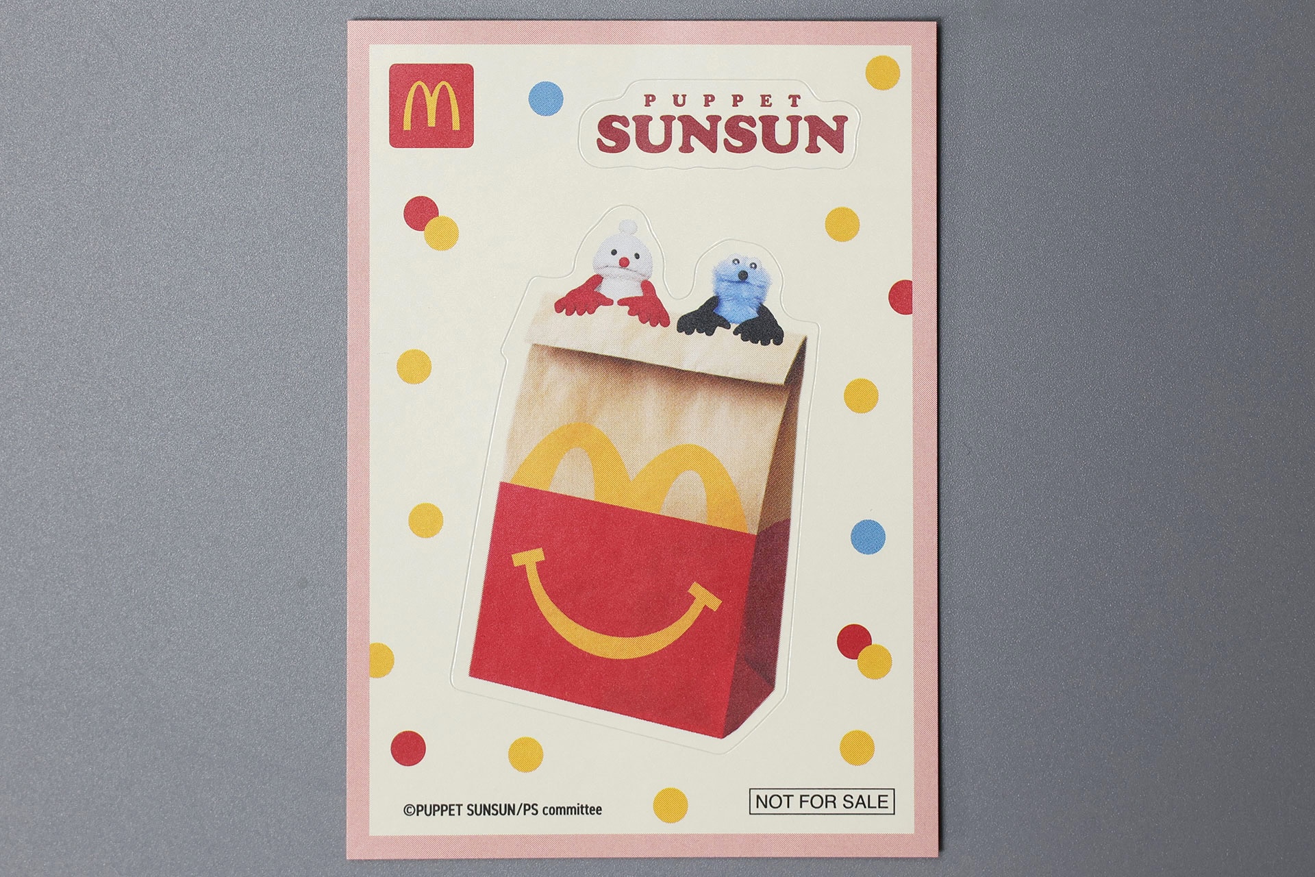 おなじみのマクドナルドの袋が描かれている
