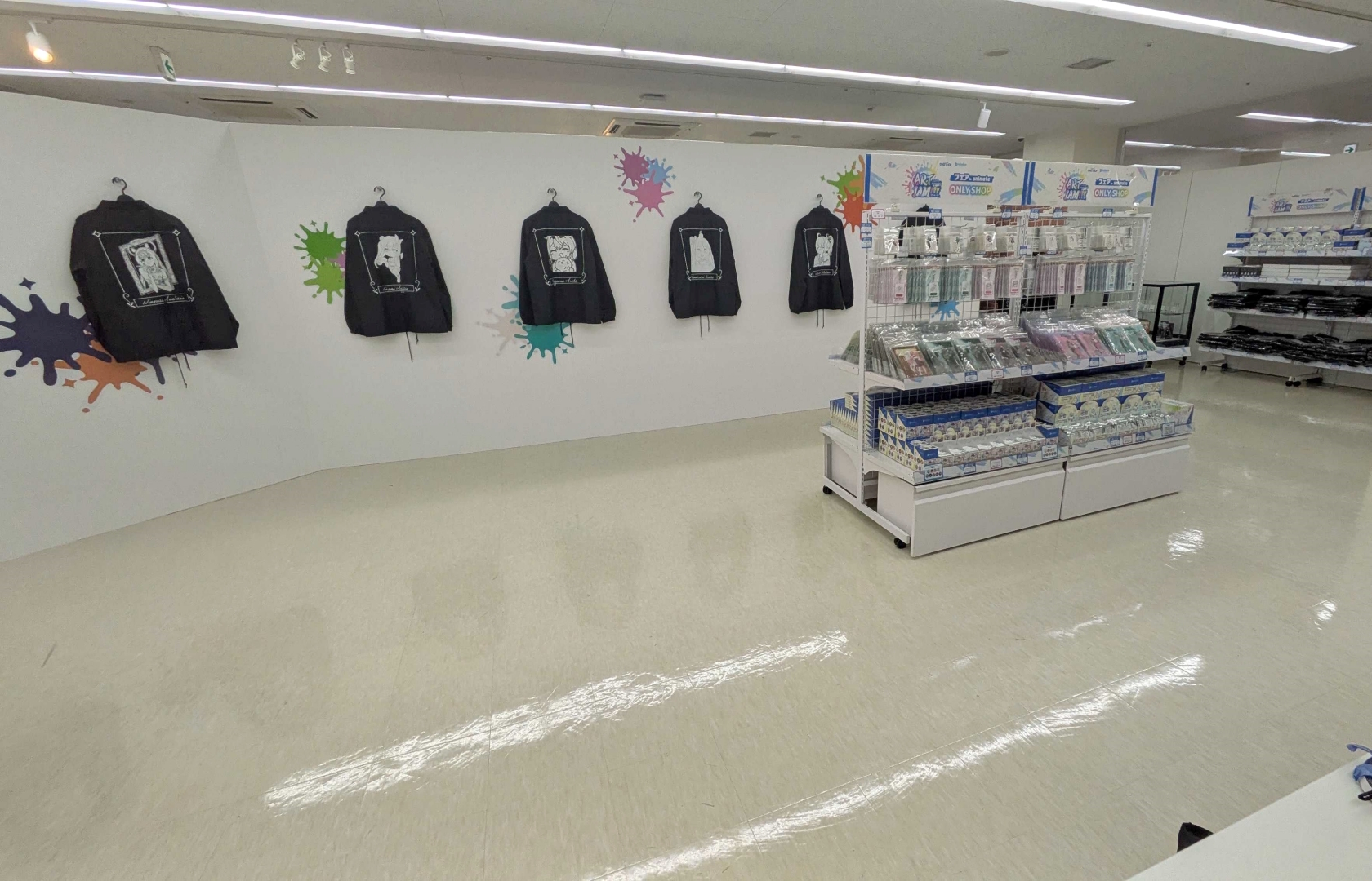 会場右手に物販とコーチジャケットの展示コーナー