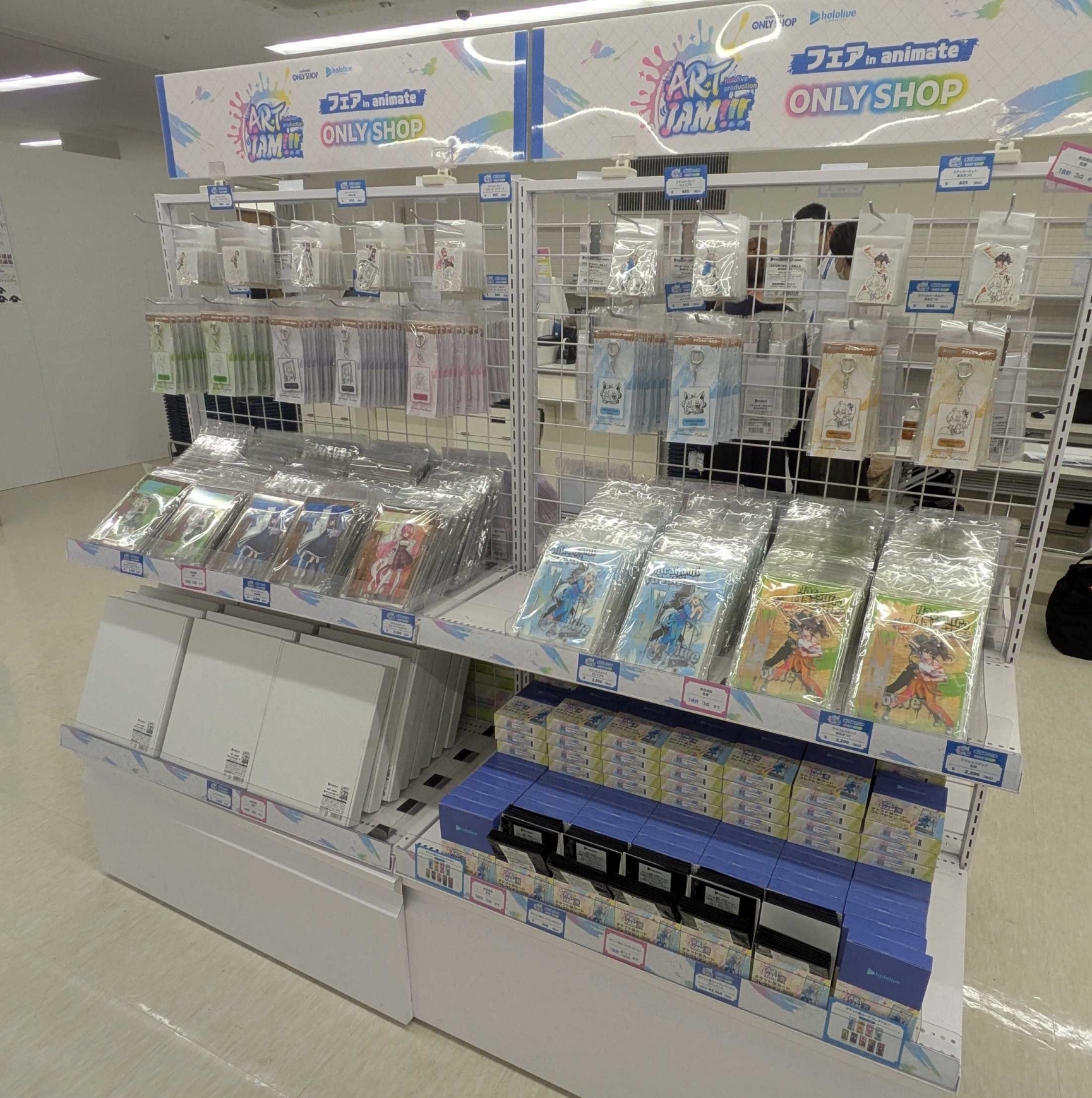 フロア中央にはグッズをぎっちりと積んだ両面什器