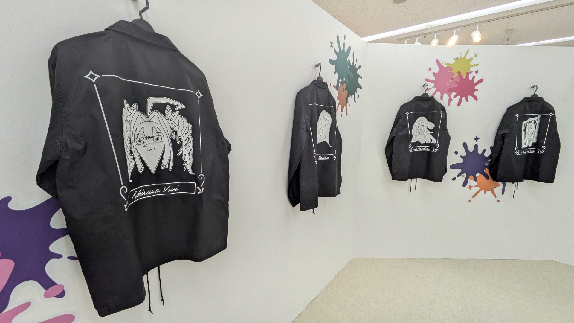 コーチジャケットの展示コーナー。色が逆になることで受ける印象がまた異なる