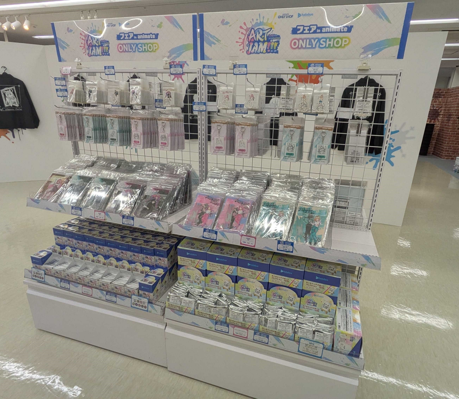 フロア中央にはグッズをぎっちりと積んだ両面什器