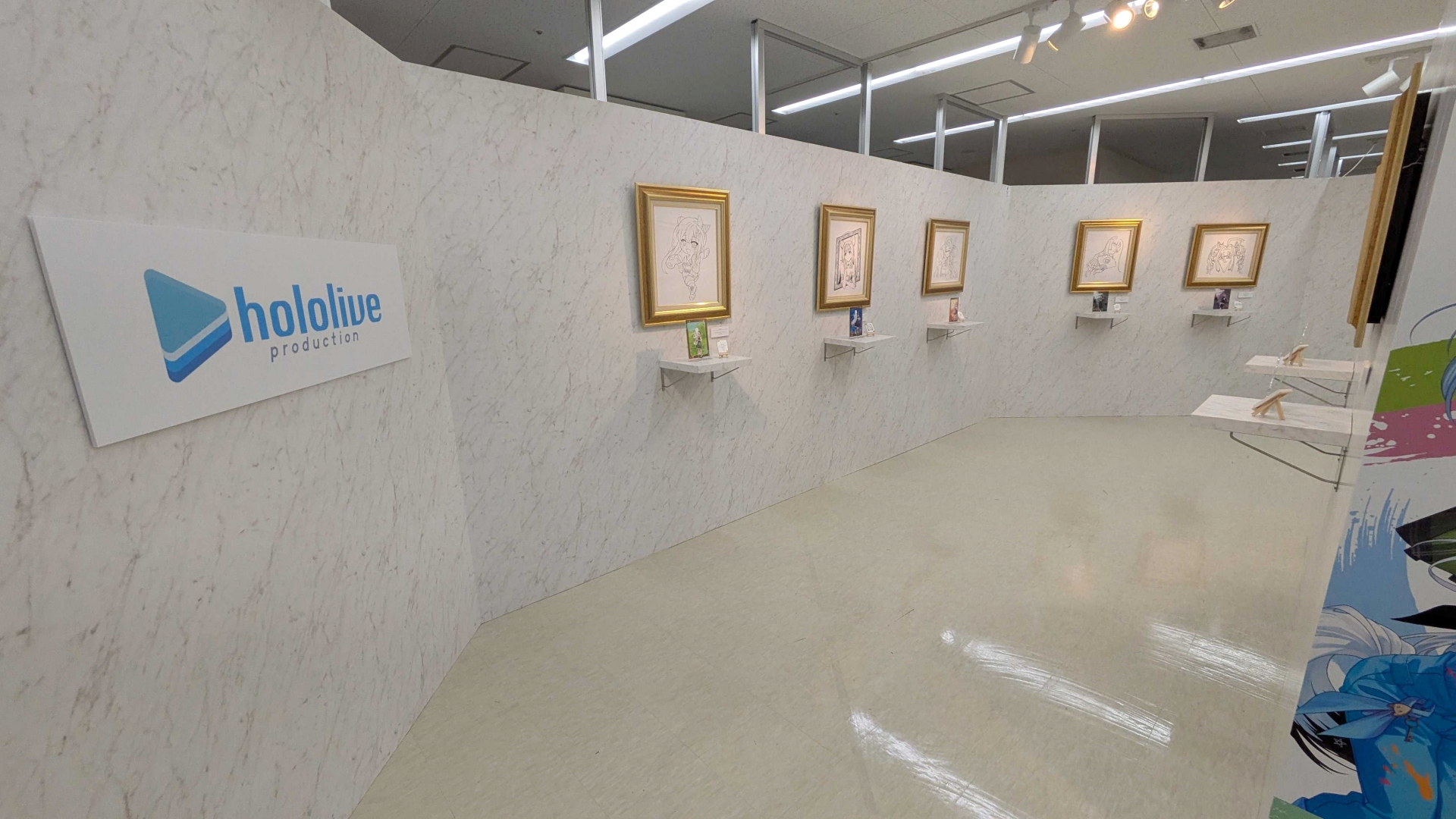 会場入口左手側が自画像の展示コーナー