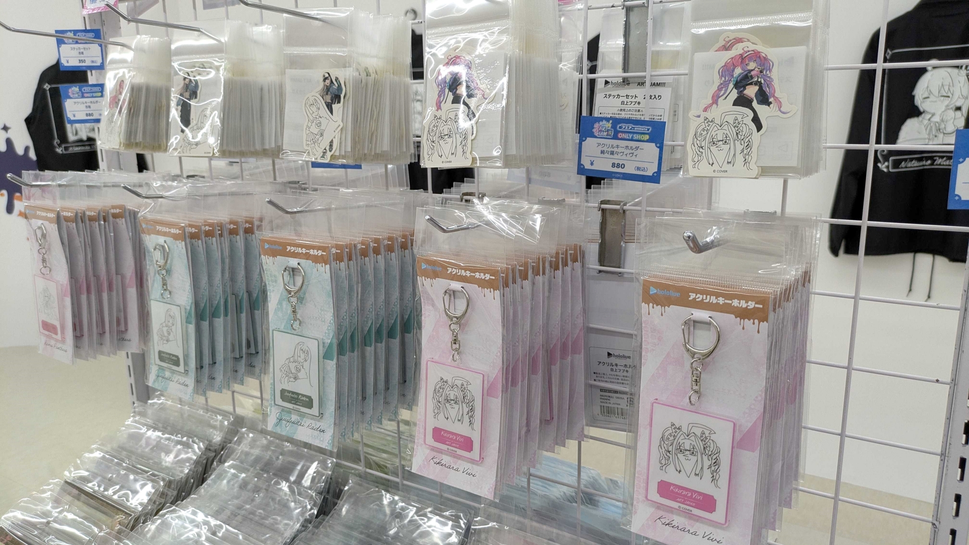グッズはアクスタや缶バッジ、キーホルダー、ステッカーなど、KVを用いたもの、自画像をデザインしたものなど様々