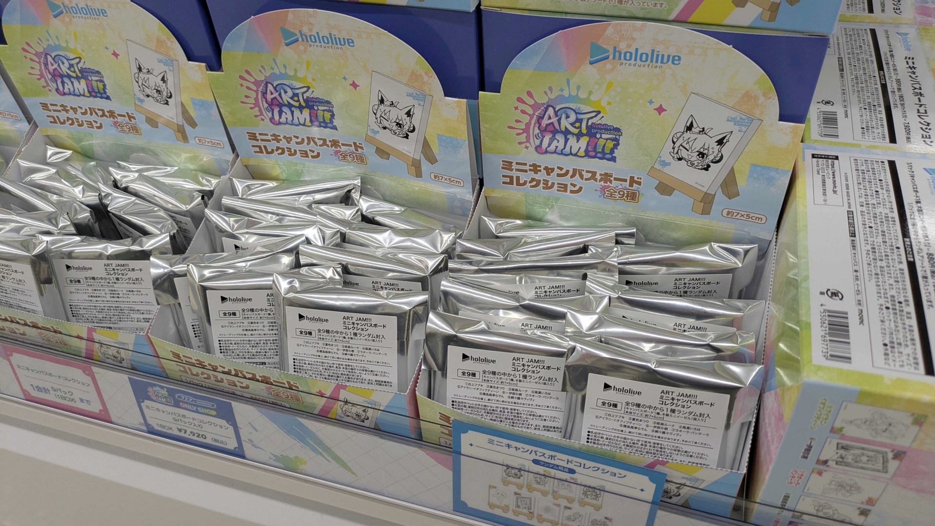 グッズはアクスタや缶バッジ、キーホルダー、ステッカーなど、KVを用いたもの、自画像をデザインしたものなど様々