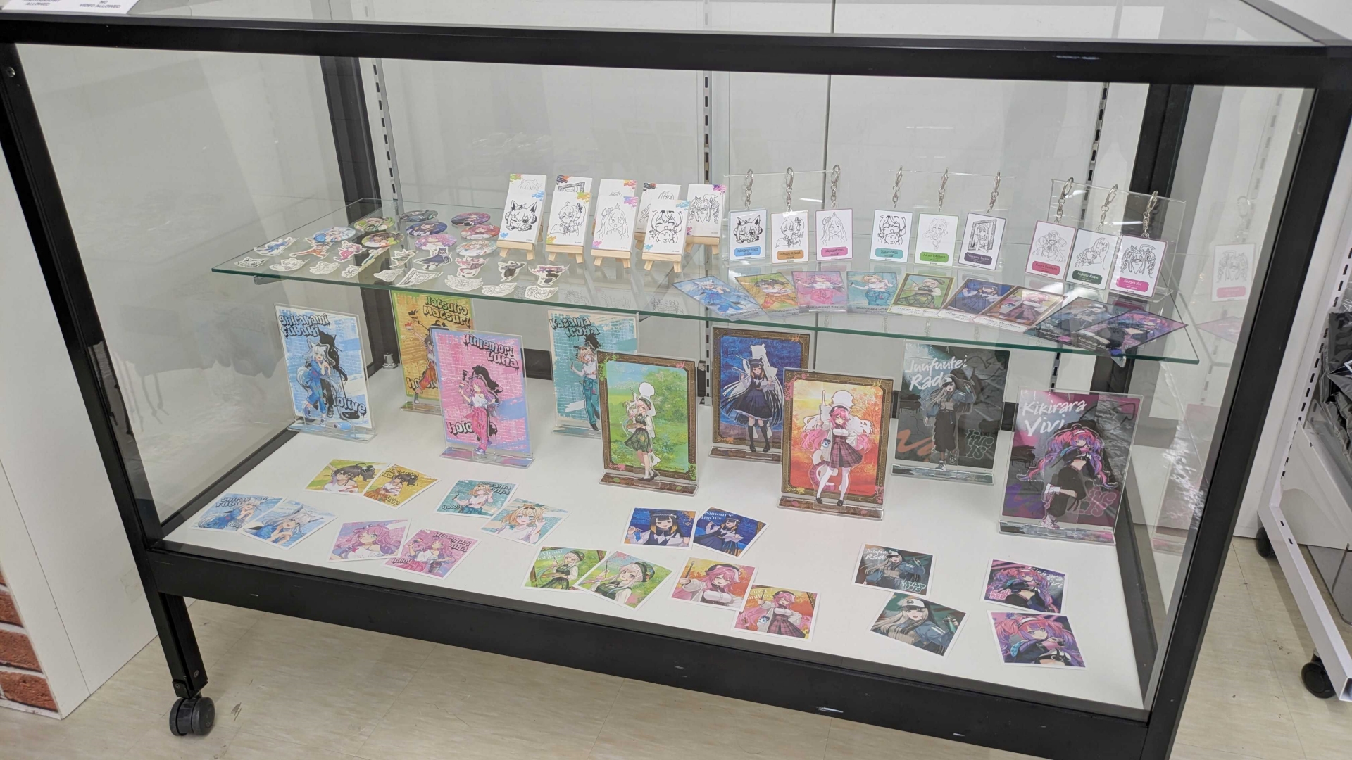 グッズの飾り方が上手く、思わず欲しくなる展示