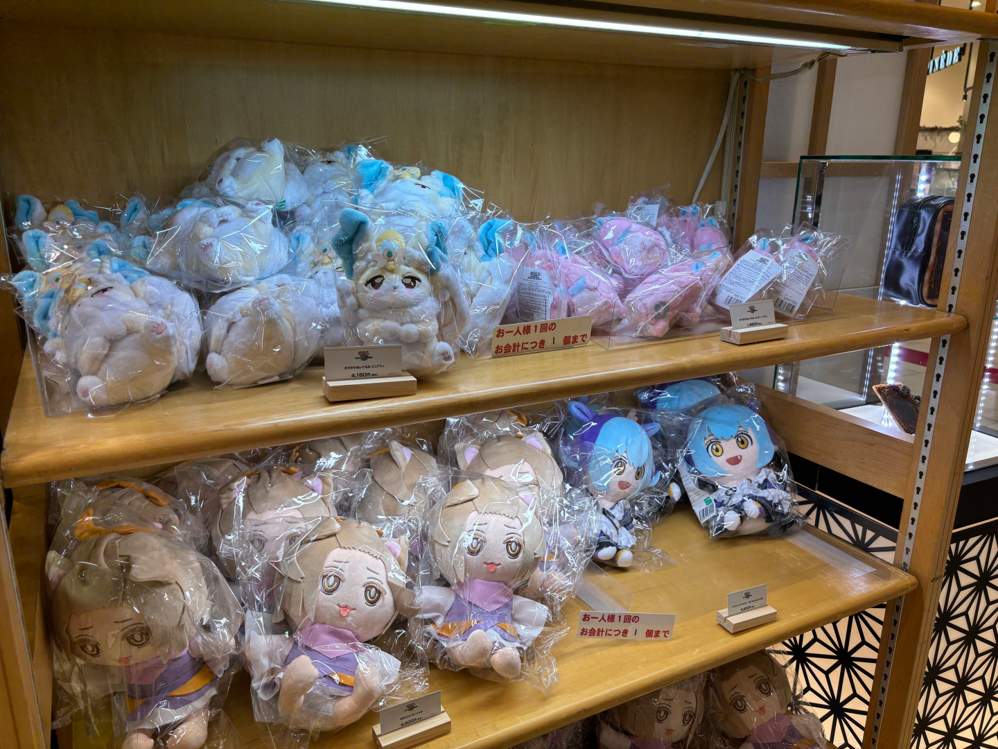 ぬいぐるみやアクリルスタンドなど既存の商品も購入可能