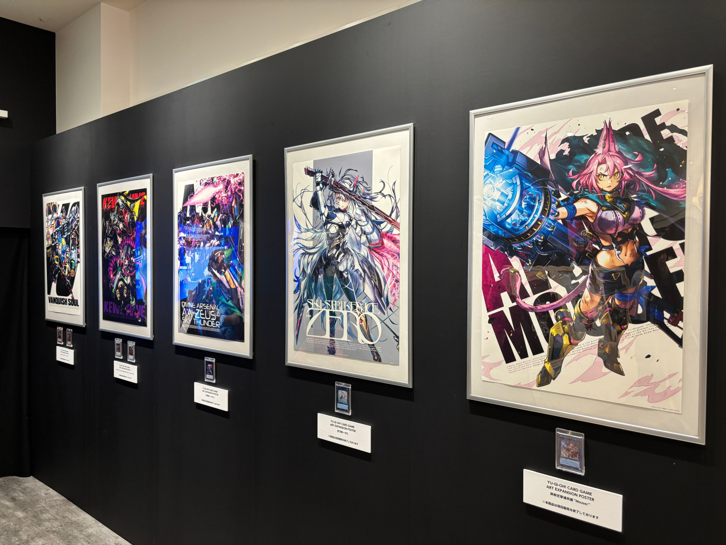 「ART EXPANSION」シリーズのTシャツとカードが展示