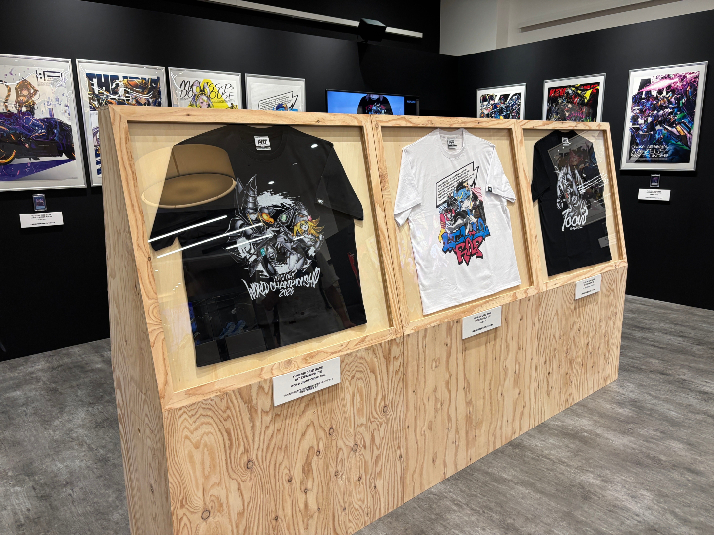 「ART EXPANSION」シリーズのTシャツとカードが展示