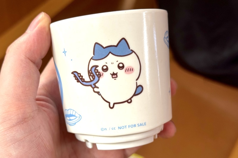 ハチワレ湯呑みは青色が基調となっている