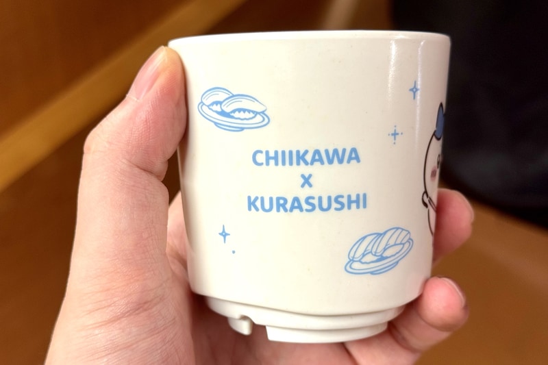 ハチワレ湯呑みは青色が基調となっている
