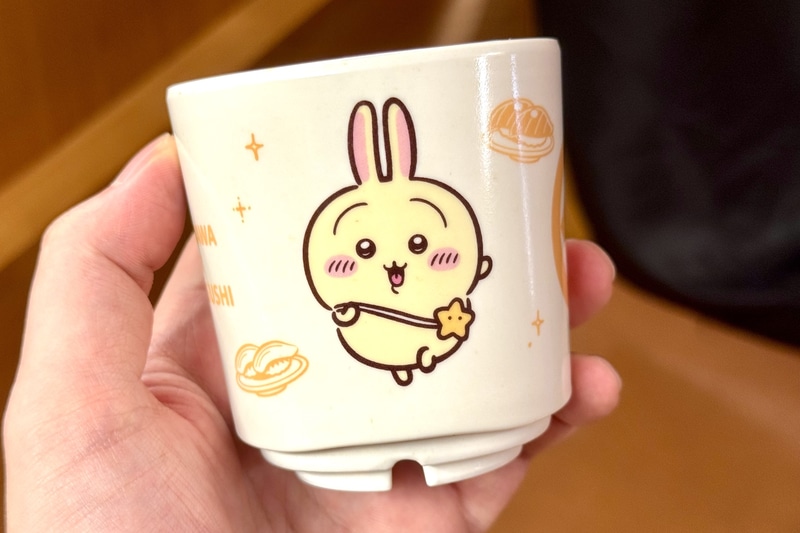 こちらはうさぎ湯呑み。黄色を基調としたカラーリングでくら寿司のメニューなどもポップにデザインされている