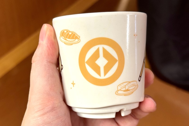 こちらはうさぎ湯呑み。黄色を基調としたカラーリングでくら寿司のメニューなどもポップにデザインされている