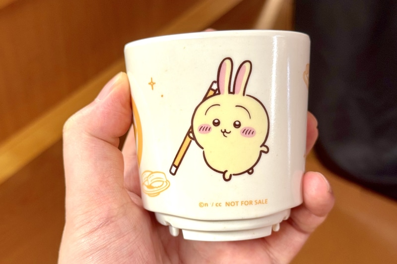 こちらはうさぎ湯呑み。黄色を基調としたカラーリングでくら寿司のメニューなどもポップにデザインされている