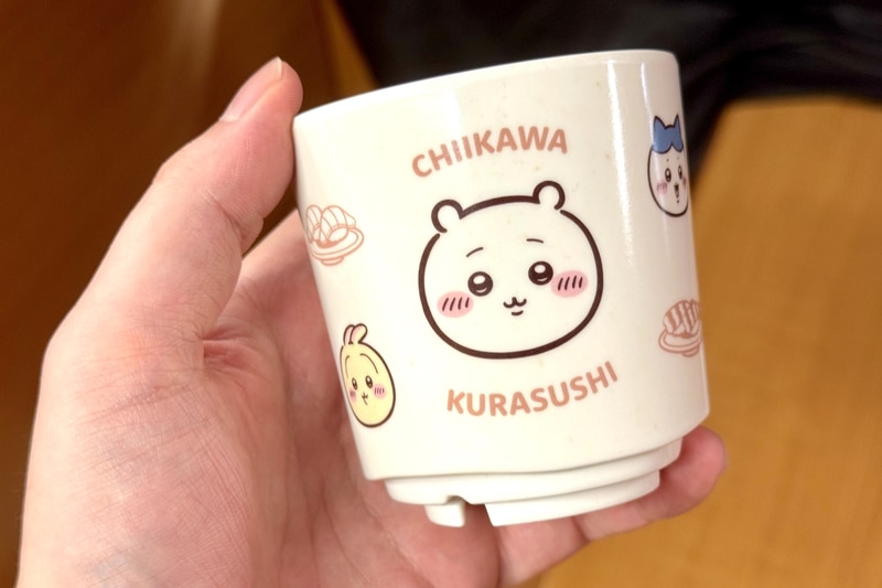 ちいかわをはじめとするキャラクターたちが集合したデザイン