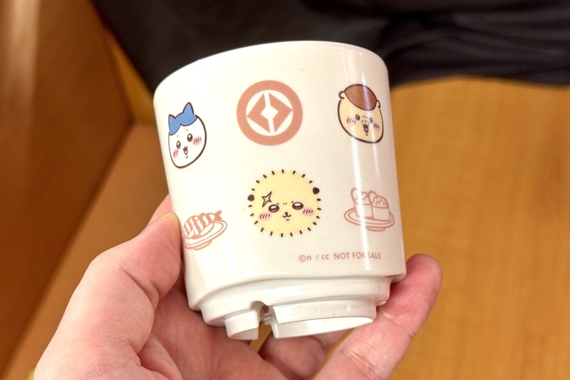 ちいかわをはじめとするキャラクターたちが集合したデザイン