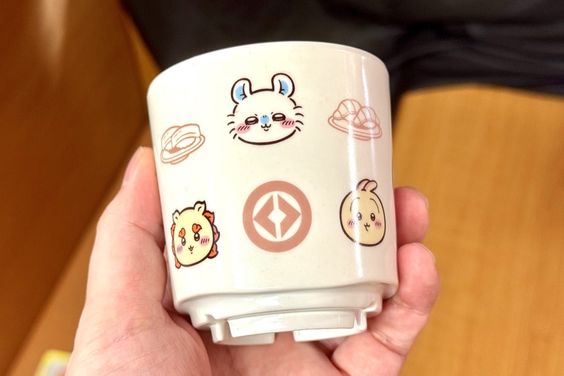 ちいかわをはじめとするキャラクターたちが集合したデザイン