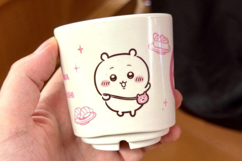 ピンク色を基調としたフォントなどがポイントのちいかわ湯呑み