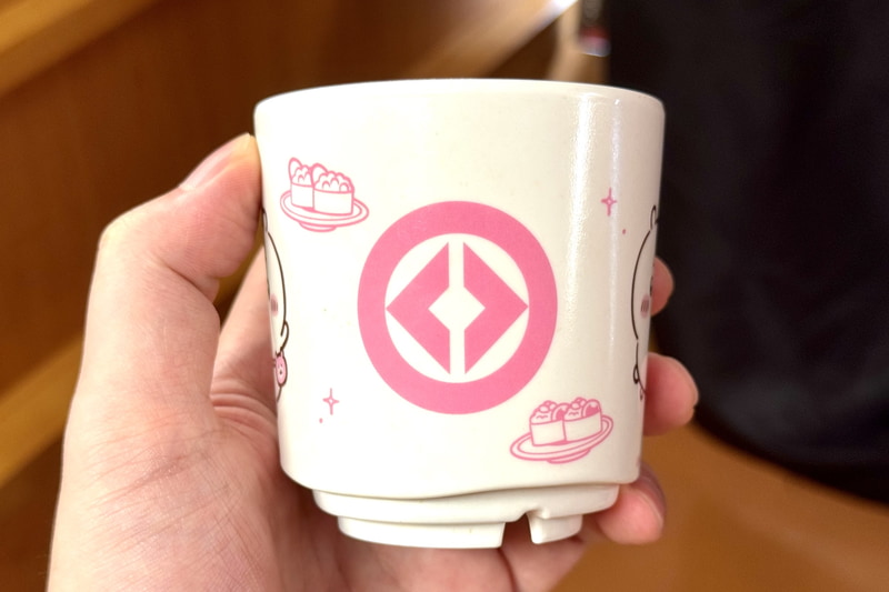ピンク色を基調としたフォントなどがポイントのちいかわ湯呑み