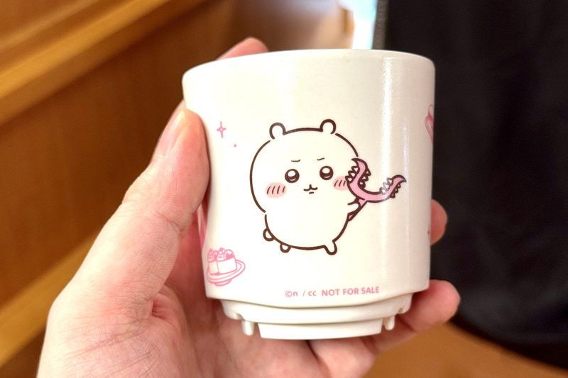 ピンク色を基調としたフォントなどがポイントのちいかわ湯呑み