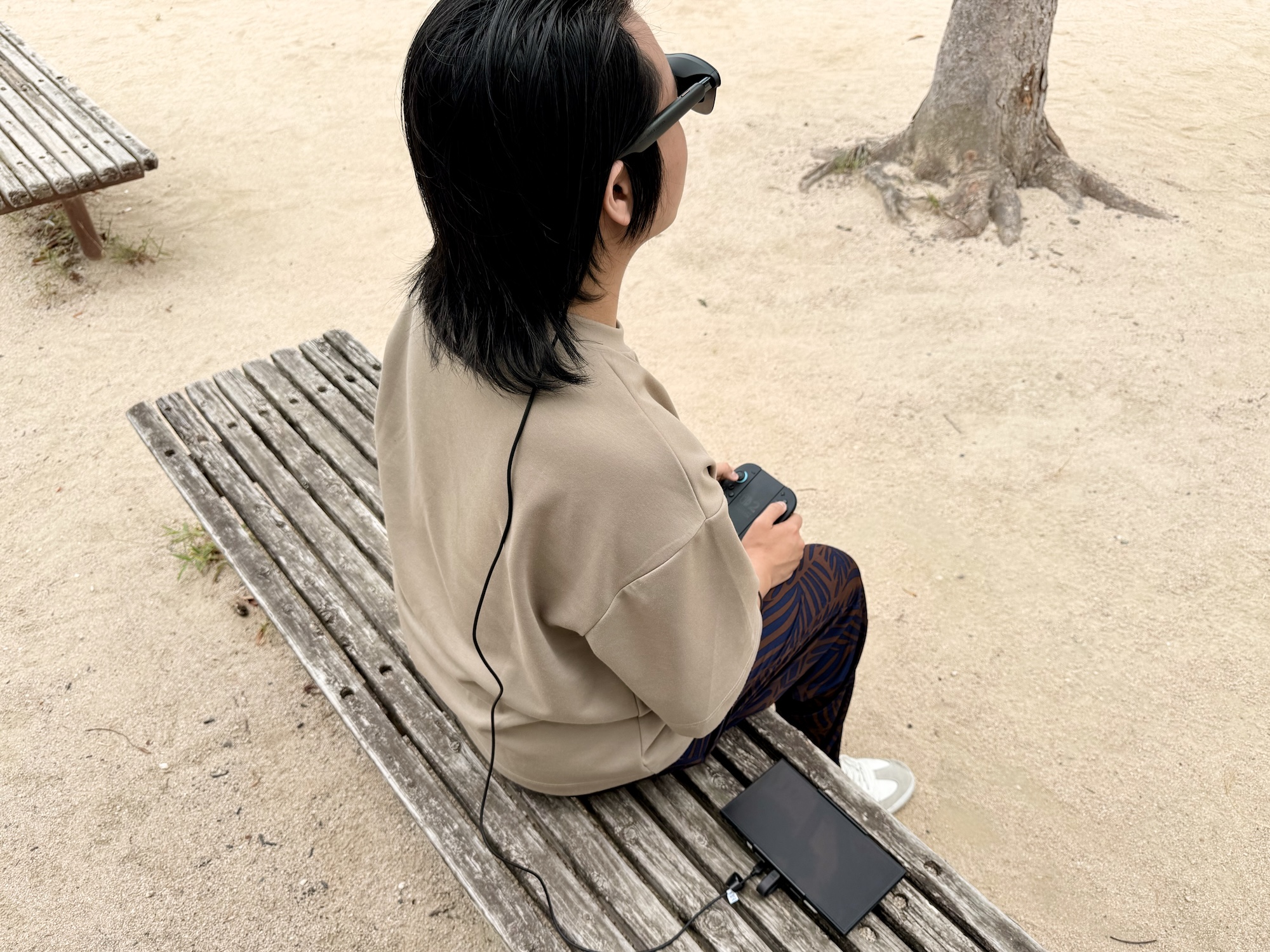 バッテリーを内蔵しており、外出先でも数時間はTVモードと同じようにゲームを楽しめる