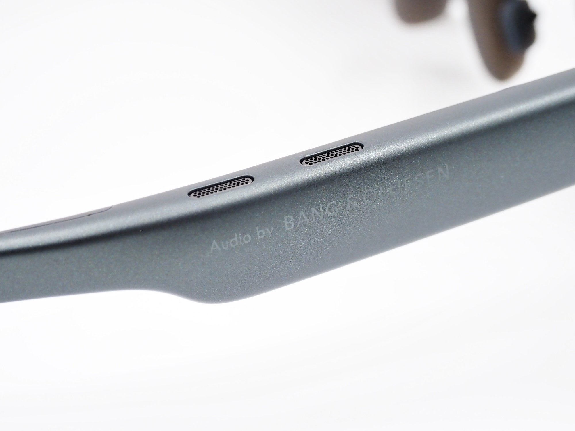 「Bang & Olufsen」監修のスピーカーを内蔵