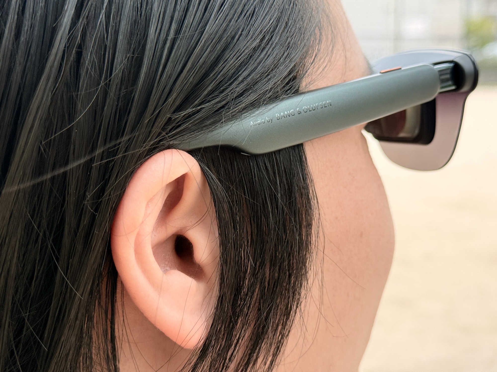 低音は豊かで広がりもあり、ヘッドホンなしでも十分なサウンドを楽しめる