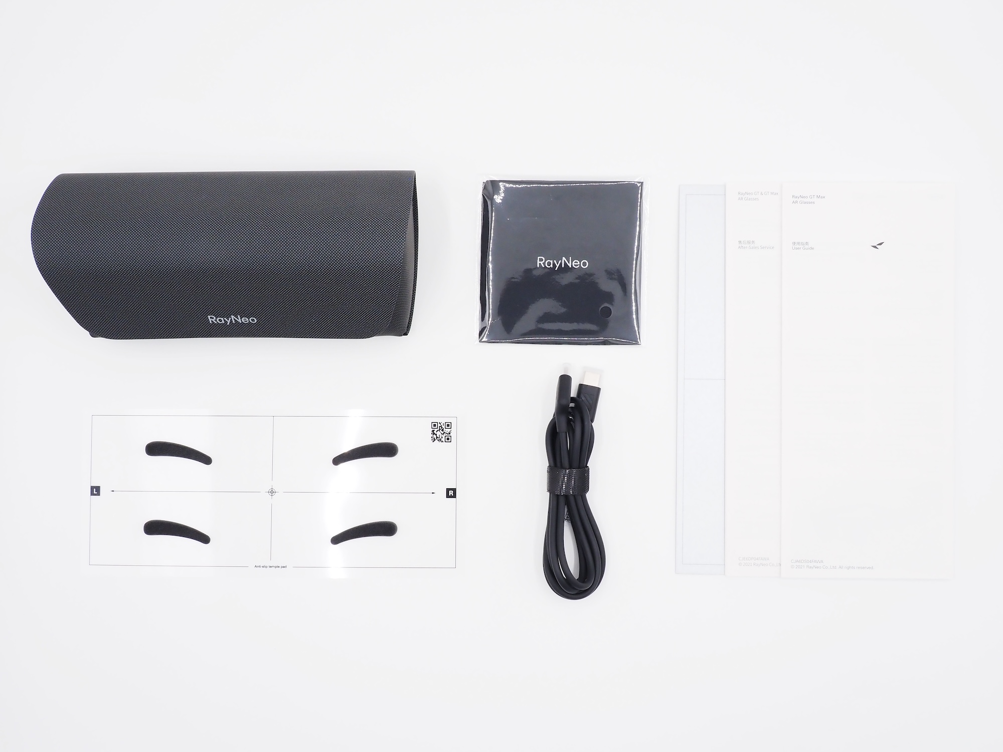 付属品は説明書類とケース、メガネ拭き、USB Type-Cケーブル、滑り止めシールと豊富